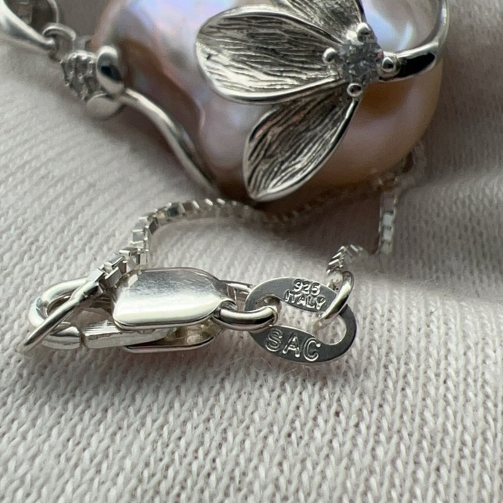Elegant Silver and Baroque Freshwater Pearl Pendant Necklace - Picture 4 of 6